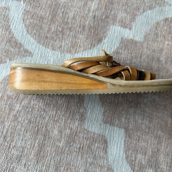 Faded Glory Tan and Brown Woven Sandals - Picture 2 of 4